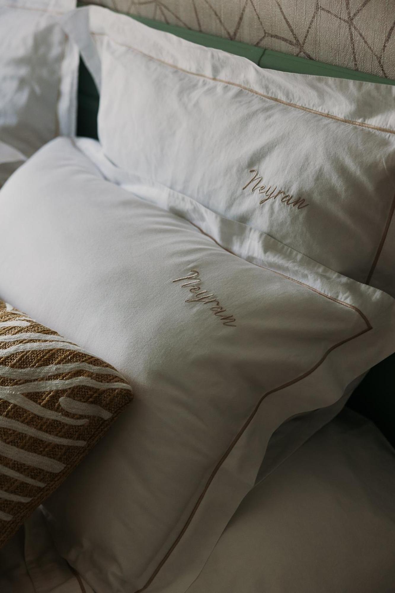 Bed & Breakfast Chateau De Neyran D'hotes & *