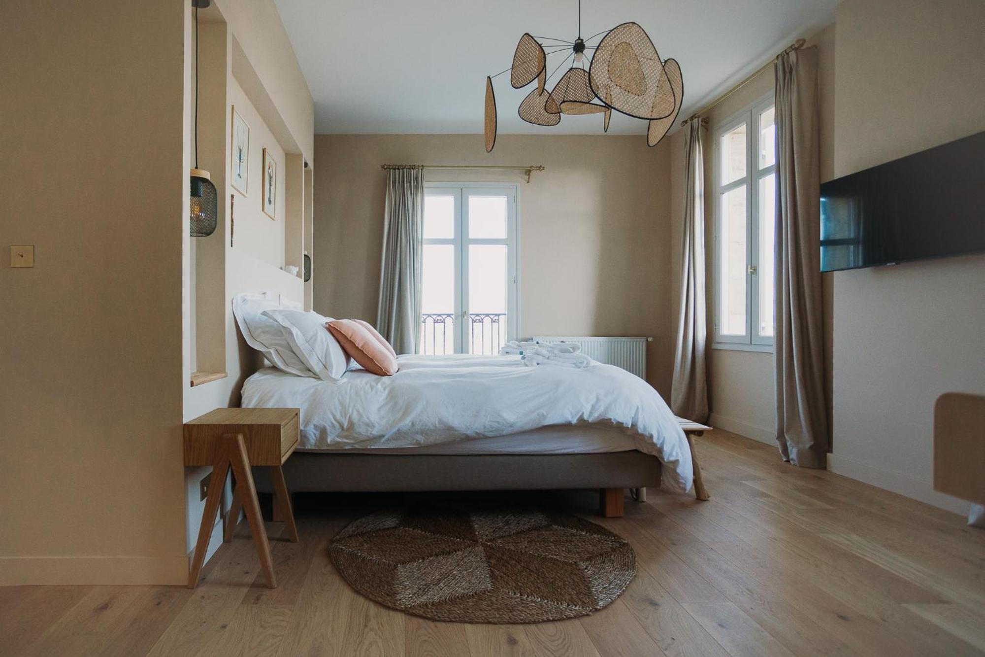 Chateau De Neyran D'hotes & Bed and breakfast *