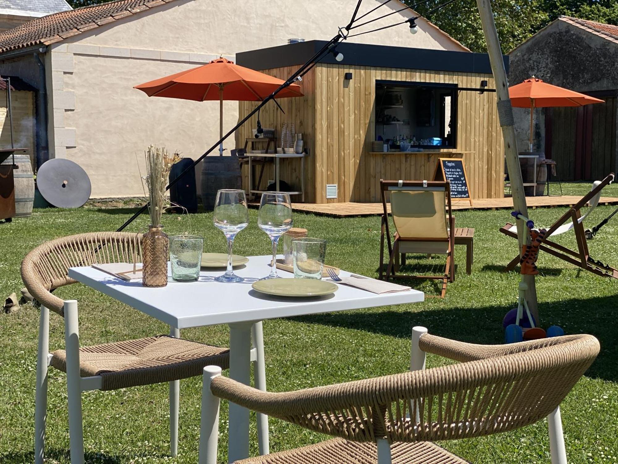 Chateau De Neyran D'hotes & Soulac-sur-Mer